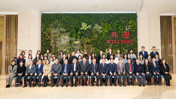 大赛合影11月29日，山东省大学生“中韩双语讲中国故事”大赛在青岛滨海学院国际学术交流中心圆满落幕。本次赛事由青岛滨海学院与大韩民国驻青岛总领事馆主办，山东省教育国际交流协会及外语教学与研究出版社协办。大赛得到北京外国语大学、上海外国语大学等高校的大力支持，全国24所高校的43名选手报名参赛。