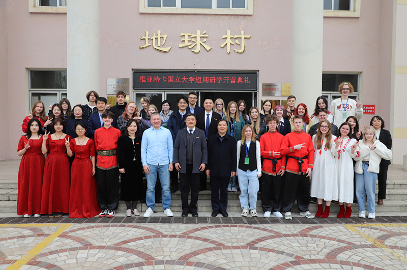 3月24日，语言为桥·文化为媒——中俄教育年·两校合作启航研学营在青岛滨海学院地球村联合国馆正式启动。该项目旨在助力推动中俄教育研学、文化交往，搭建中俄青年人文交流新平台。青岛滨海学院副校长翟明戈、国际民间外交研究中心主任张宇、国际交流与合作处处长乔世葆、国际教育学院院长金玉花及学校相关职能部门负责人与俄罗斯基洛夫经济法律高级中学27名师生、家长出席典礼。