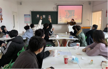 近日，为搭建中日青年文化交流的桥梁，增进中日学生之间的友谊与理解，青岛滨海学院国际教育学院及外国语与国际合作学院在地球村406教室共同举办了“笑聚暖时光·语通跨山海”中日学生友好交流会活动，20余名中日师生共同参加了此次活动。