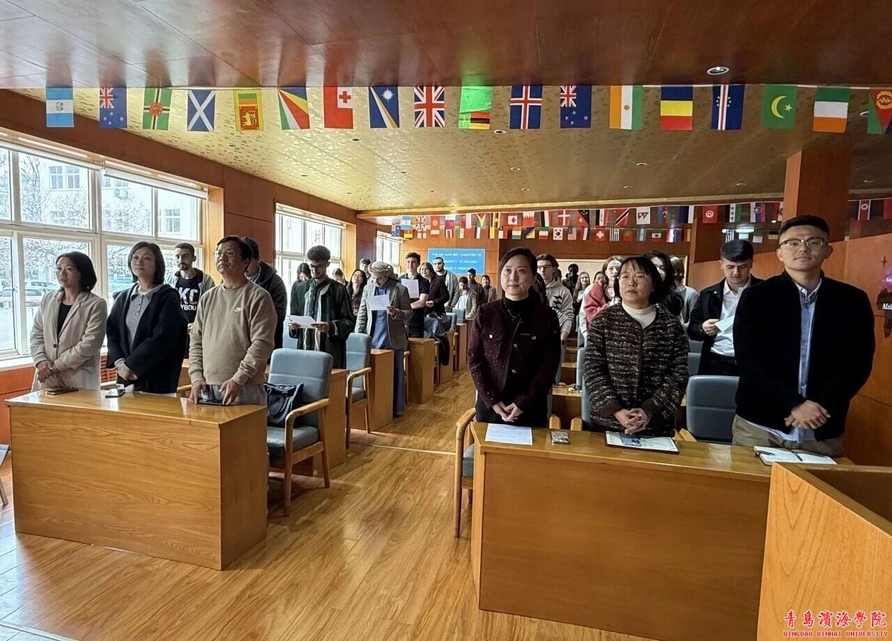 春和景明，万象更新。3月30日上午，国际教育学院2026年春季学期开学典礼在地球村联合国隆重举行。国际教育学院全体师生及留学生汉语老师齐聚一堂，共赴新程、共启新章，以饱满的热情迎接新学期的到来。